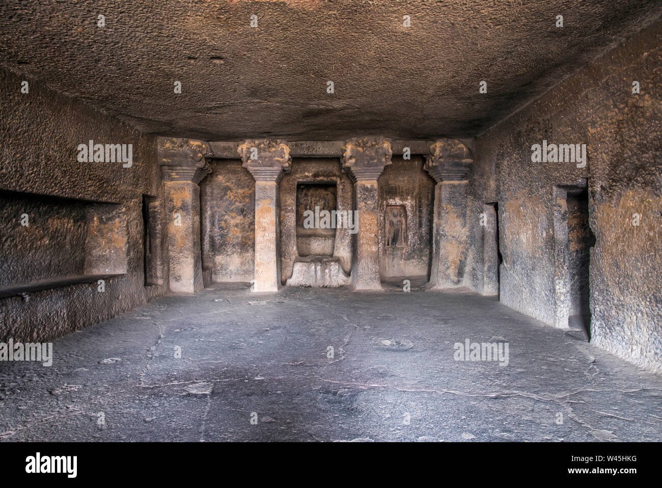 Cave 17, Innenansicht des Vihara mit Zellen für die Mönche, Nasik, Maharashtra. Stockfoto