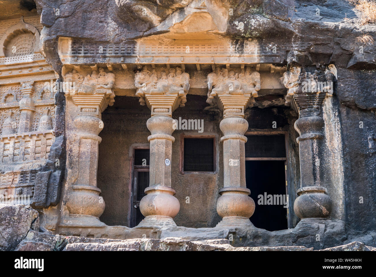 Cave 17, Fassade mit zwei Säulen und Pilastern mit Elephant Riders, Nasik, Maharashtra. Stockfoto