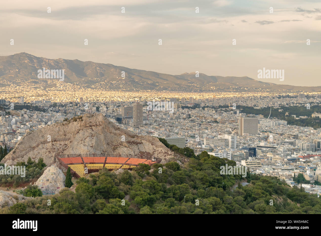 Antike Theater von lycabettus gegen die Stadt Athen in Griechenland. Stockfoto