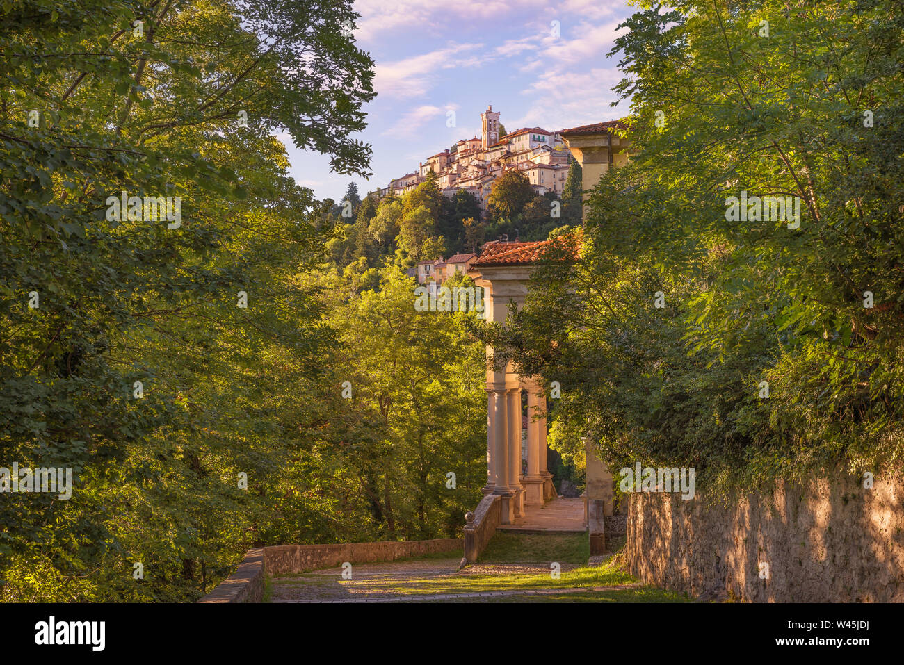Alten und berühmten Italienischen mittelalterlichen Dorf. Sacro Monte di Varese mit dem heiligen Weg zum mittelalterlichen Dorf (im Hintergrund) Stockfoto