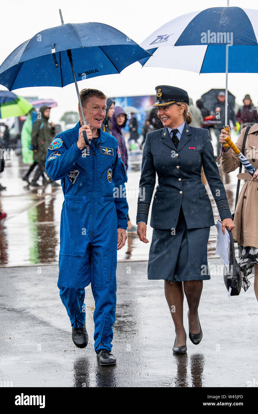 Astronauten Tim Peake und Carol Vorderman der Regen in Uniform tapfer an der Royal International Air Tattoo an RAF Fairford in Gloucestershire. Stockfoto