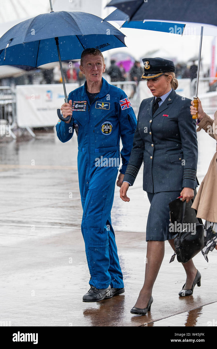 Astronauten Tim Peake und Carol Vorderman der Regen in Uniform tapfer an der Royal International Air Tattoo an RAF Fairford in Gloucestershire. Stockfoto