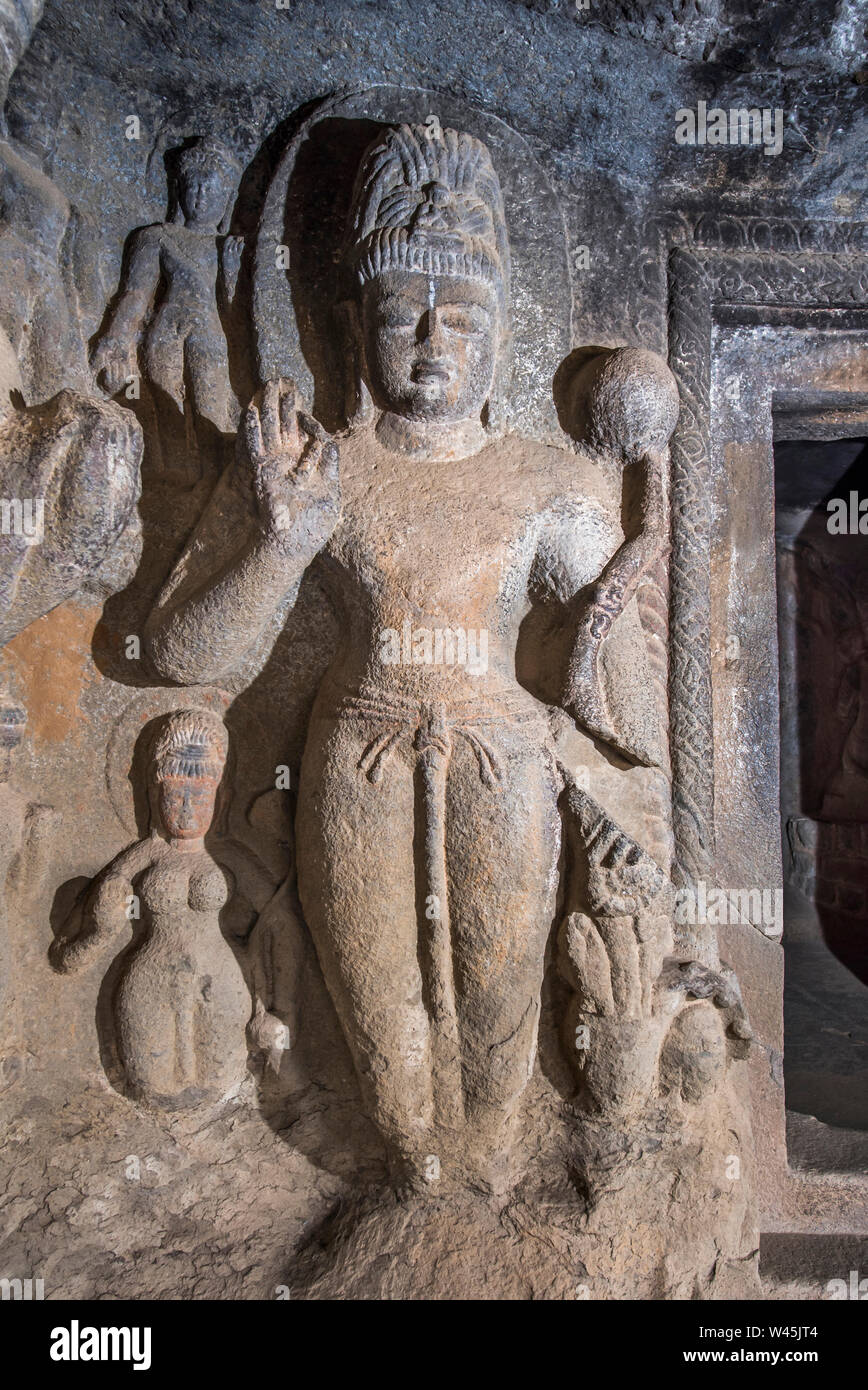 Cave 23, Vorzimmer, 6,5 ft. Bild der Bodhisattva mit einem aufwendigen Krone, Pandavleni Höhlen, Nasik, Maharashtra. Stockfoto