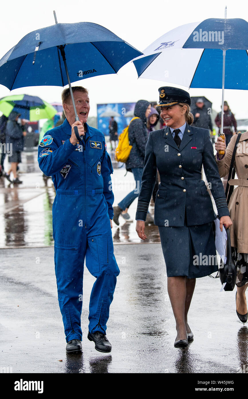 Astronauten Tim Peake und Carol Vorderman der Regen in Uniform tapfer an der Royal International Air Tattoo an RAF Fairford in Gloucestershire. Stockfoto