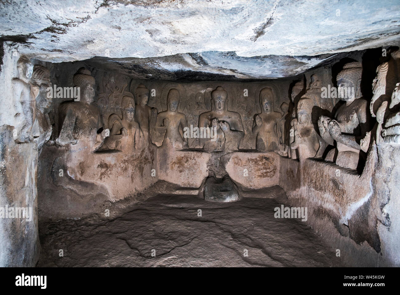 Cave 24, Buddha mit Assistenten und die Bilder auf der linken und rechten Wand, Pandavleni Höhlen, Nasik, Maharashtra. Stockfoto