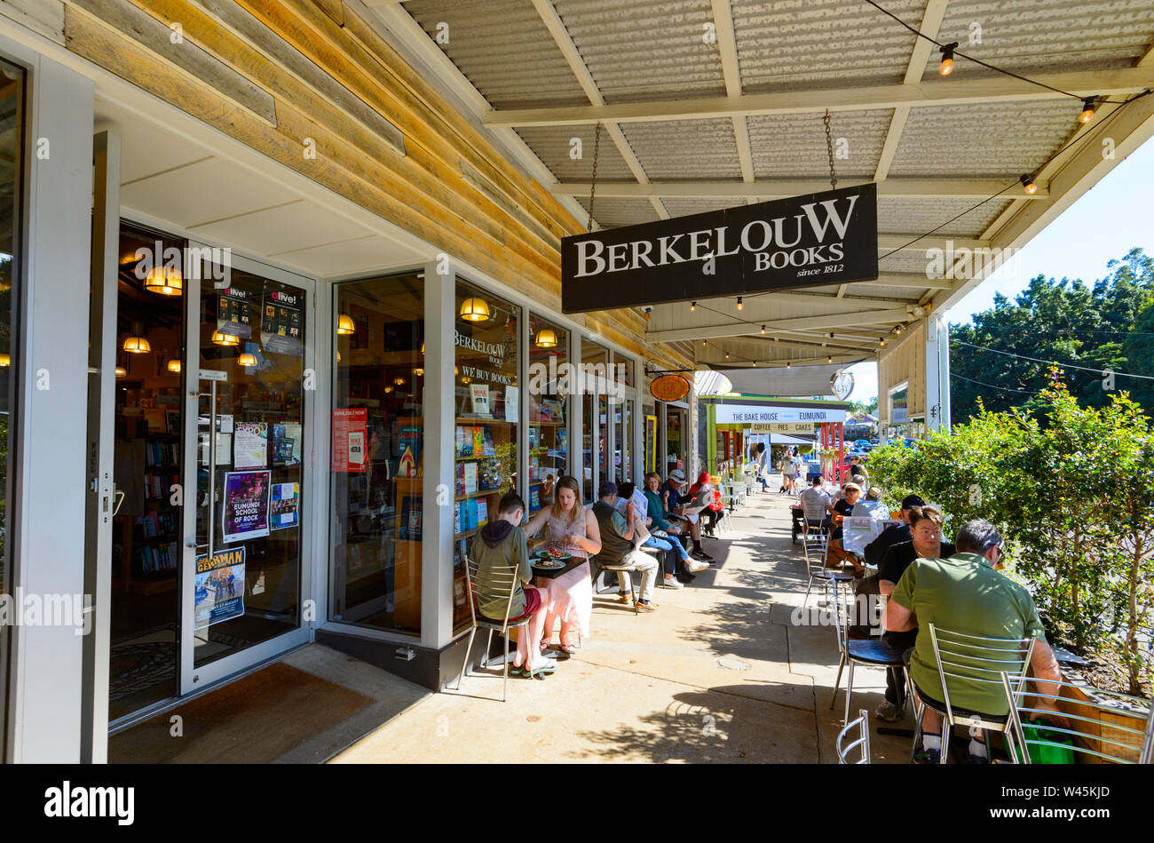 Terrasse des Café an der berühmten Berkelouw Buch Scheune Buchhandlung in der beliebten ländlichen Stadt Eumundi, Sunshine Coast, Queensland, Queensland, Australien Stockfoto