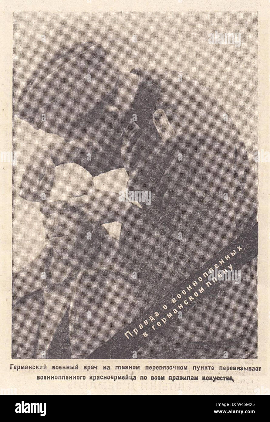 Deutsche militärische Arzt im ankleidezimmer Bandagen eine Rote Armee Kriegsgefangenschaft in Übereinstimmung mit den Regeln. Die Wahrheit über Kriegsgefangene in deutscher Gefangenschaft. Foto aus der Zeitung von den 1940er Jahren. Stockfoto