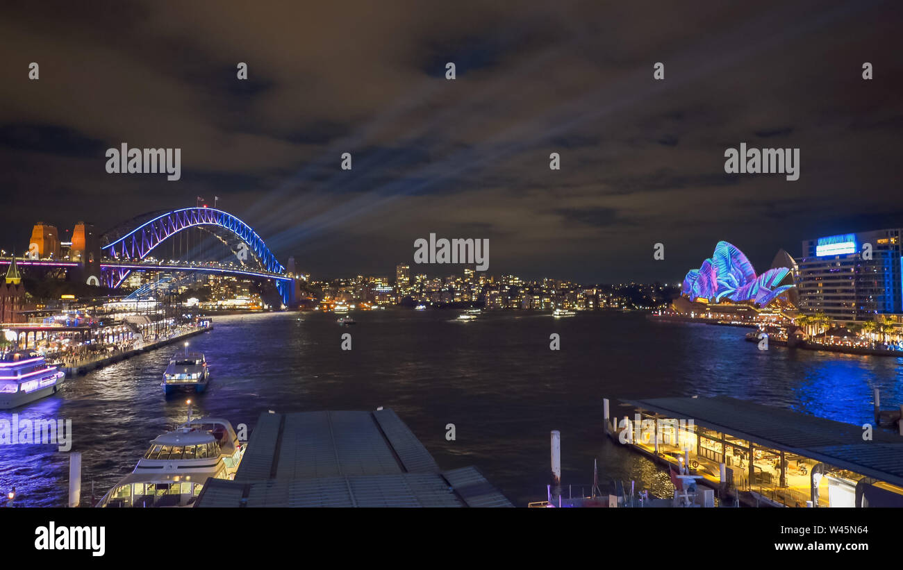 Ein Weitwinkel Nacht Blick auf Circular Quay während der vivid Festival Stockfoto