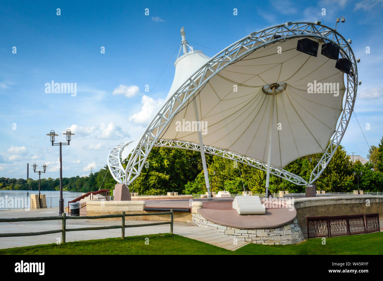 Die schönen weißen skulpturale Amphitheater Bühne am Riverwalk Park auf den Alabama River in Montgomery, AL Stockfoto