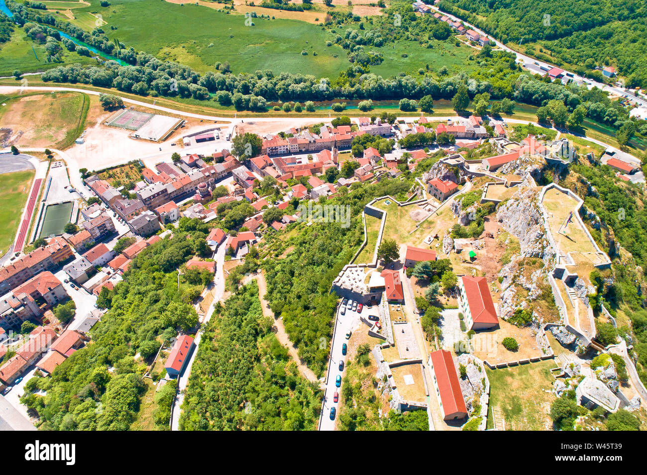 Knin Stadt, Festung und Krka Luftaufnahme, die zweitgrößte Festung in Kroatien Stockfoto