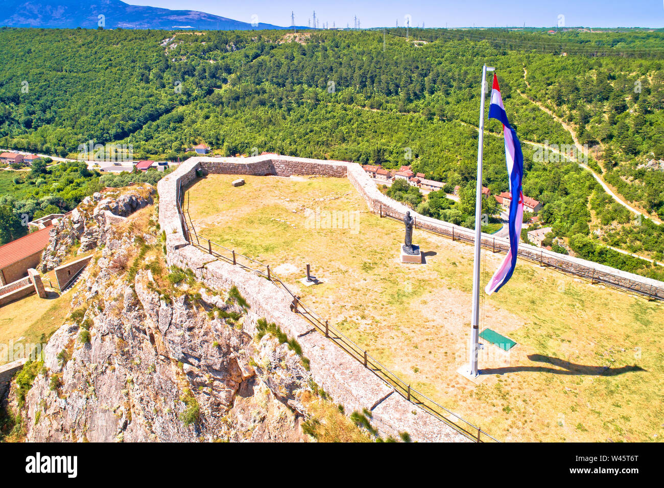 Knin Festung Plateau nad großen kroatischen Flagge Luftaufnahme, Dalmatinische Hinterland, Kroatien Stockfoto