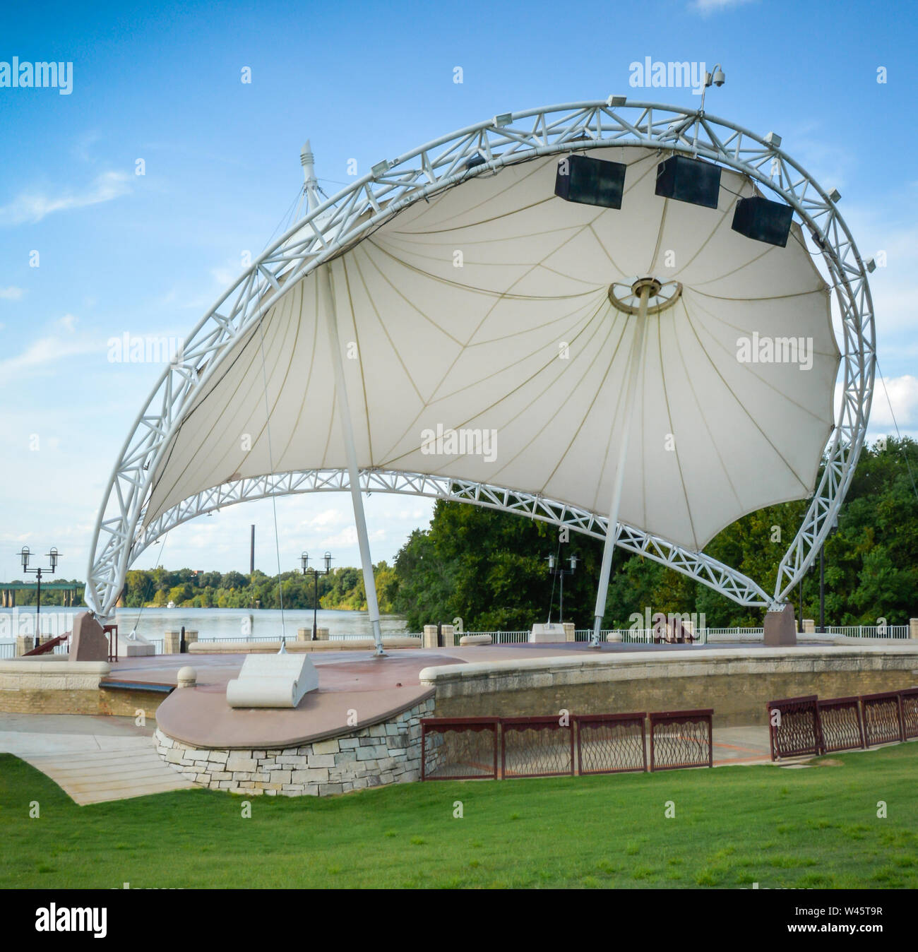 Die schönen weißen skulpturale Amphitheater Bühne am Riverwalk Park auf den Alabama River in Montgomery, AL, Stockfoto