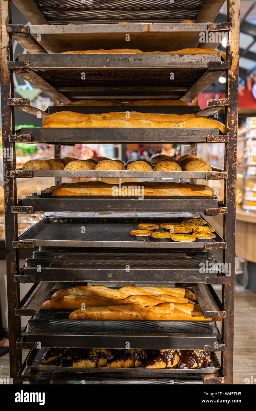 Frisch gebackenes Baguette und ei Start in der Süßwarenfabrik Stockfoto