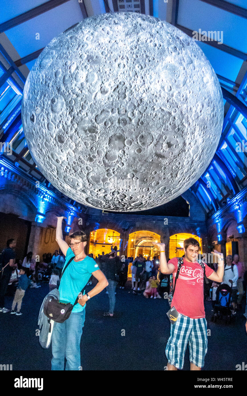 London, Großbritannien, 19. Juli 2019. Die Besucher des Natural History Museum stellen neben einem Modell des Mondes. Der lunar Ausstellung war besonders Bevölkerung Stockfoto