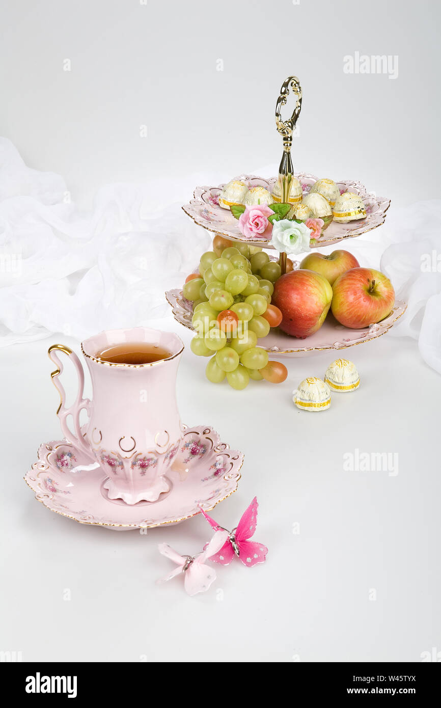 Tasse Tee und Obst auf einem Studio Hintergrund Stockfoto