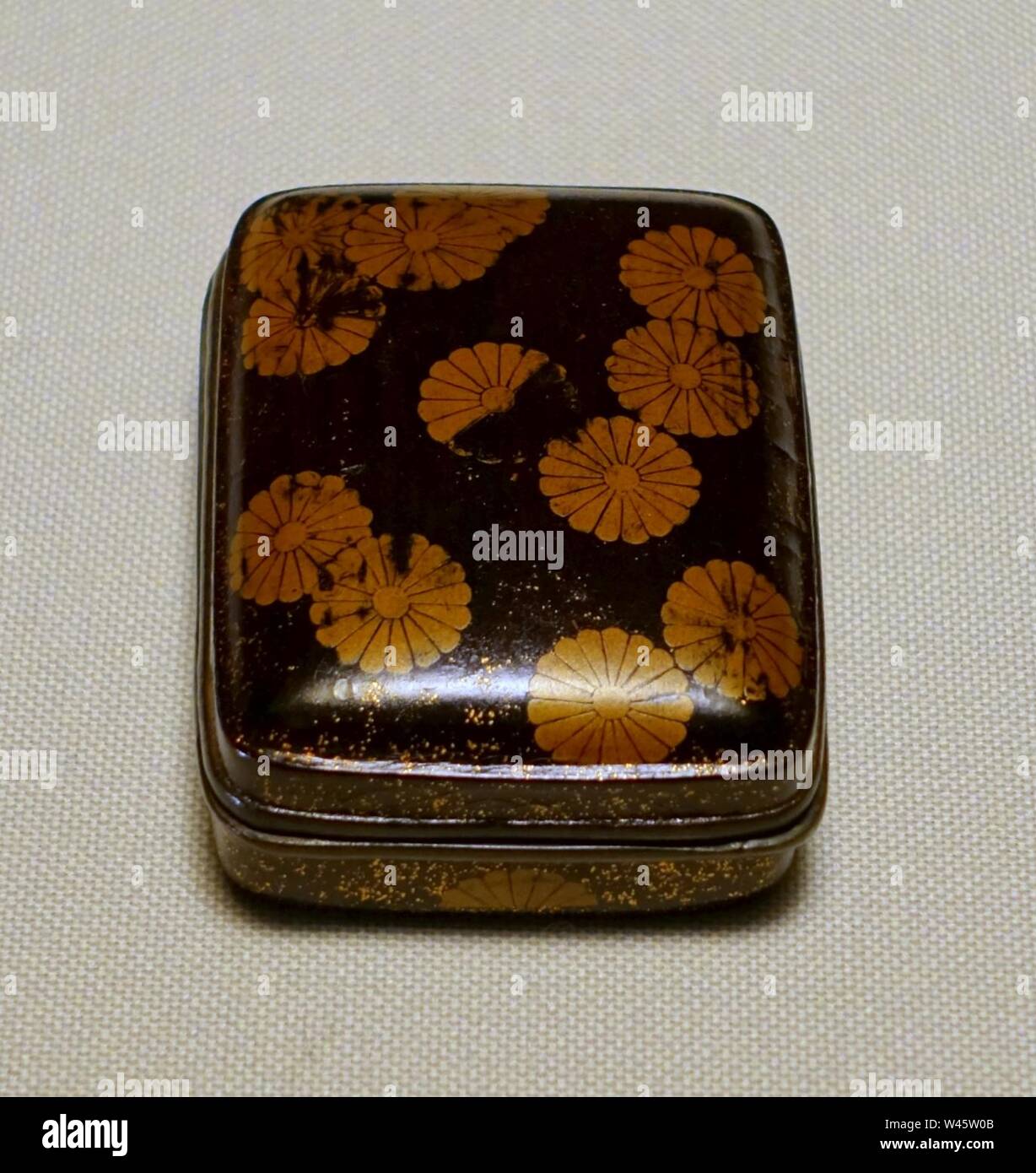 Container für Zahn Farbstoff in chrysantheme Muster, Muromachi-zeit, 1500 s AD, Maki-e Lack - Stockfoto