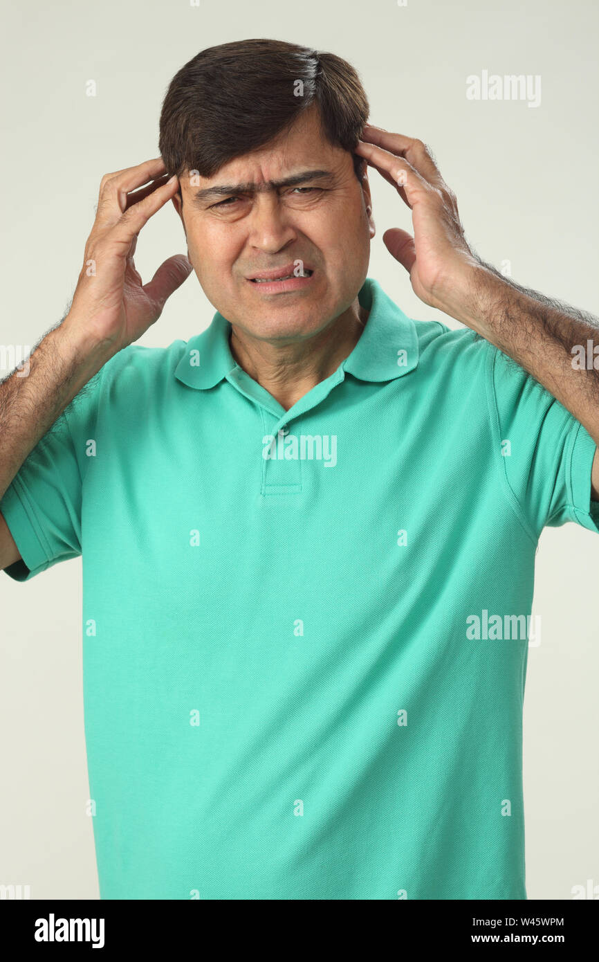 Mann leidet unter Kopfschmerzen Stockfoto