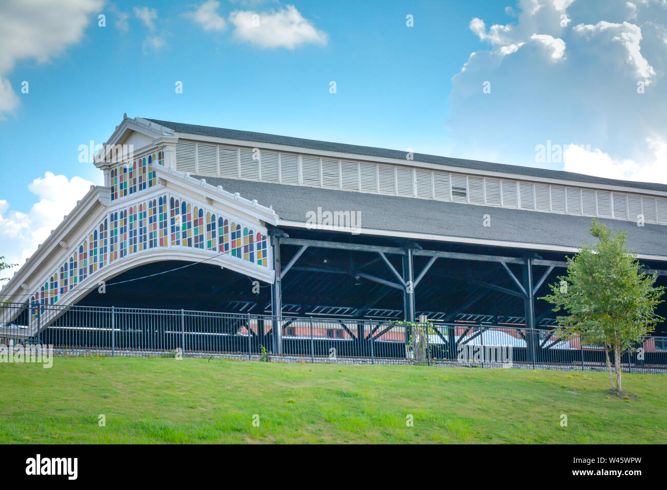Die bunten Union Bahnhof Halle, jetzt für Parken, neben dem Bahnhof in Montgomery, AL, USA Stockfoto