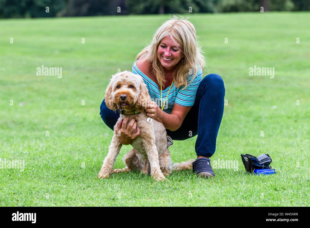 Northampton GROSSBRITANNIEN. Juli 2019 20. Wetter. Abington Park. Eine blonde Dame Spaß mit dem Hund auf dem morgendlichen Spaziergang, Prognose ist für Regen später am Tag. Credit: Keith J Smith./Alamy leben Nachrichten Stockfoto