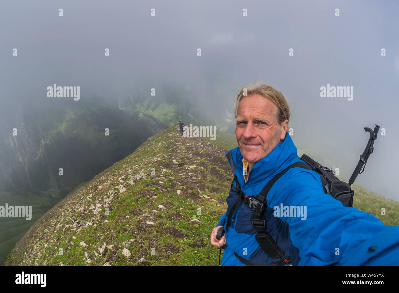 Selfie auf einem Bergkamm mit Nebel Stockfoto