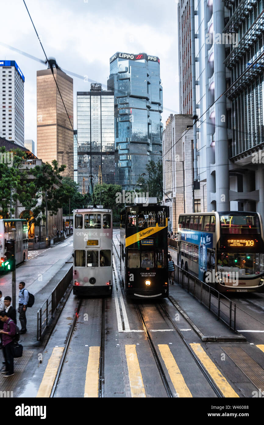 Hong Kong, China - 4. Juli 2019: Historische Straßenbahn in der Insel Hong Kong Central Business District Kontrast mit modernen Wolkenkratzern. Stockfoto