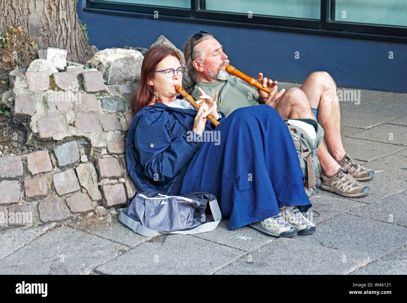 Zwei Personen spielen Recorder an einem Sommerabend in den Gassen an der Norwich, Norfolk, England, Vereinigtes Königreich, Europa. Stockfoto