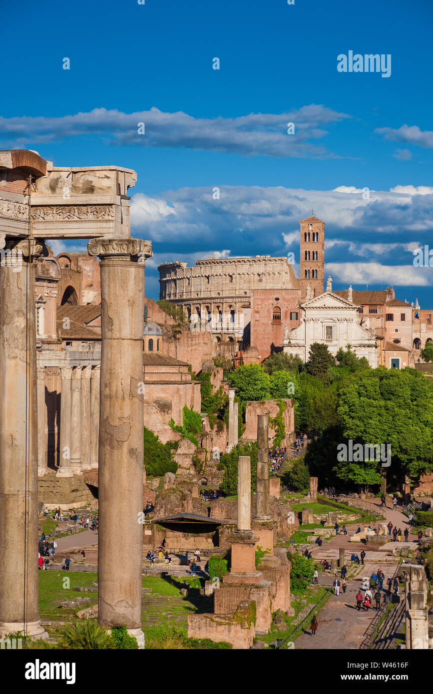 Sightseeing in Rom. Touristen zu Fuß entlang der Via Sacra (heilige Straße) in antiken Ruinen des Forum Romanum. Stockfoto
