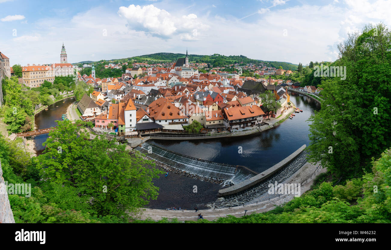Luftaufnahme der Stadt Cesky Krumlov in der Tschechischen Republik mit Canal im Sommer Stockfoto