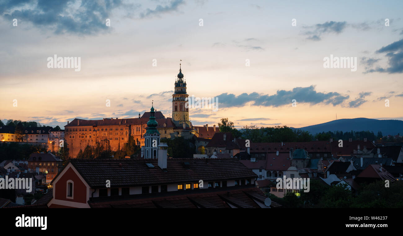 Panoramablick auf die Altstadt von Cesky Krumlov Stadt mit Blick auf das Schloss in der Tschechischen Republik Stockfoto