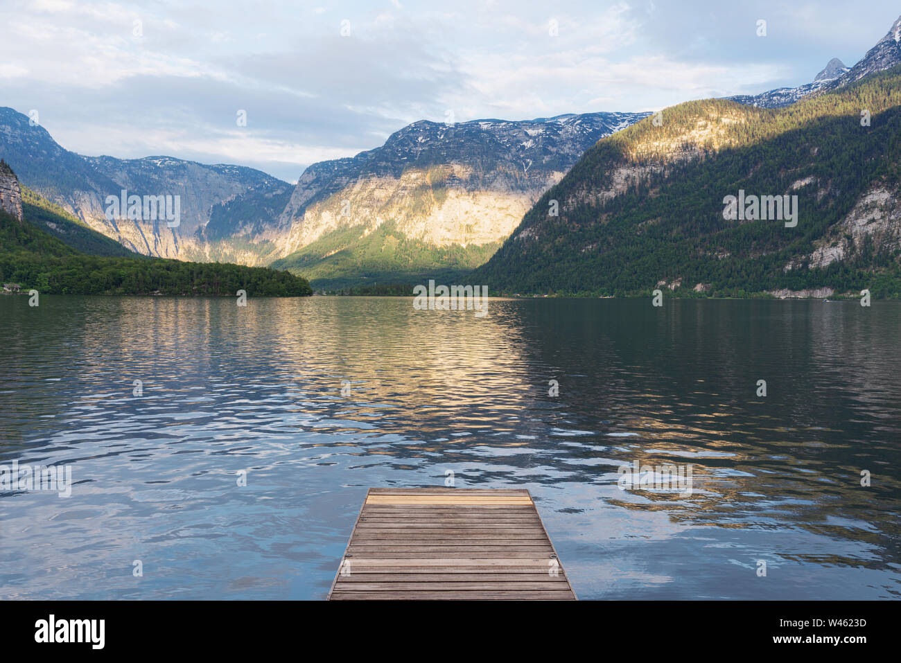 Alpine Mountain Range mit See im Sommer in Hallstatt, Österreich Stockfoto