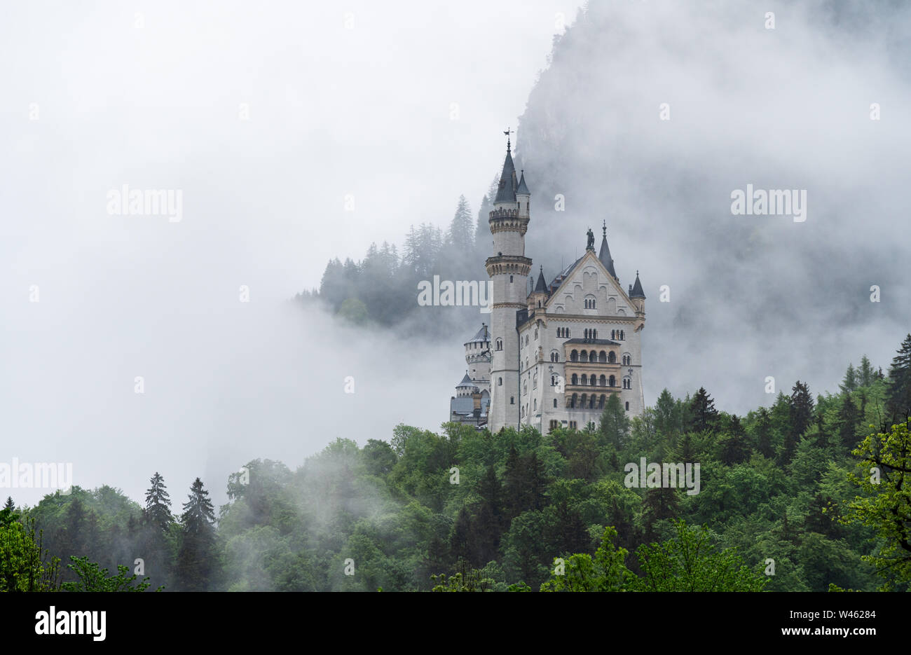Schloss Neuschwanstein mit Mystery und nebliger Umgebung, berühmte Ort und Reiseziel in Füssen, Deutschland Stockfoto