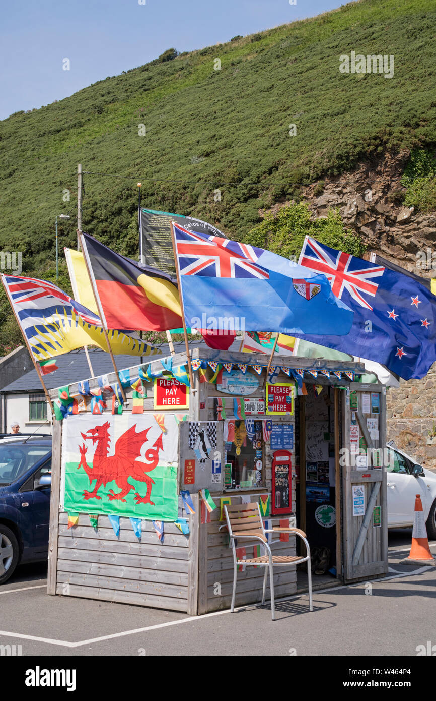 Einen Parkplatz Kiosk mit zahlreichen Fahnen, Wales, Großbritannien Stockfoto