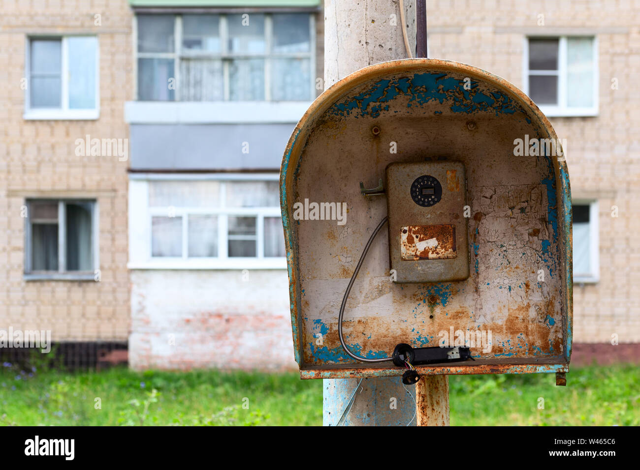 Alten staatlichen russischen Wired urban Telefon post-nutzlos aufgegeben und gebrochen. Stockfoto
