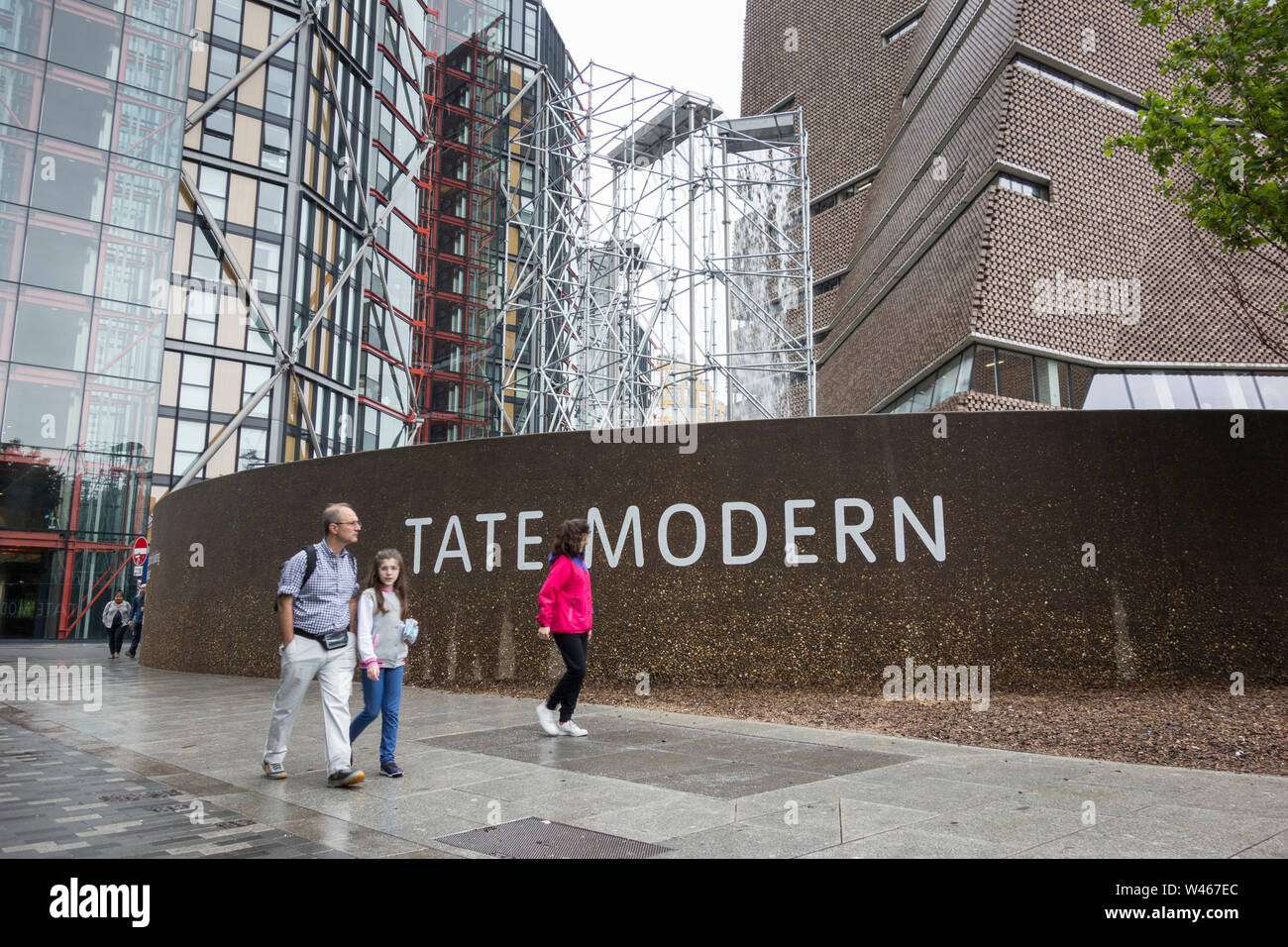 Olafur Eliassons 36 m hohen Wasserfall außerhalb der Tate Modern und neben Neo Bankside Luxus Wohnungen, Bankside, London, UK Stockfoto