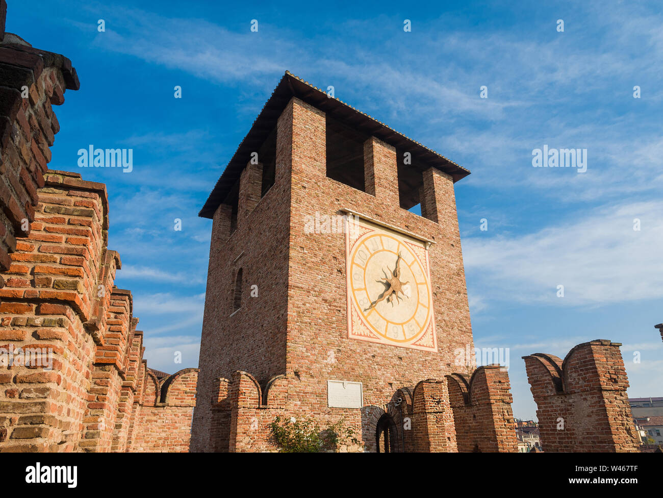 Einen wunderschönen Blick auf den Uhrturm von Castelvecchio (Altes Schloss) in Verona, nun die msot wichtige Civic Museum der Stadt Stockfoto