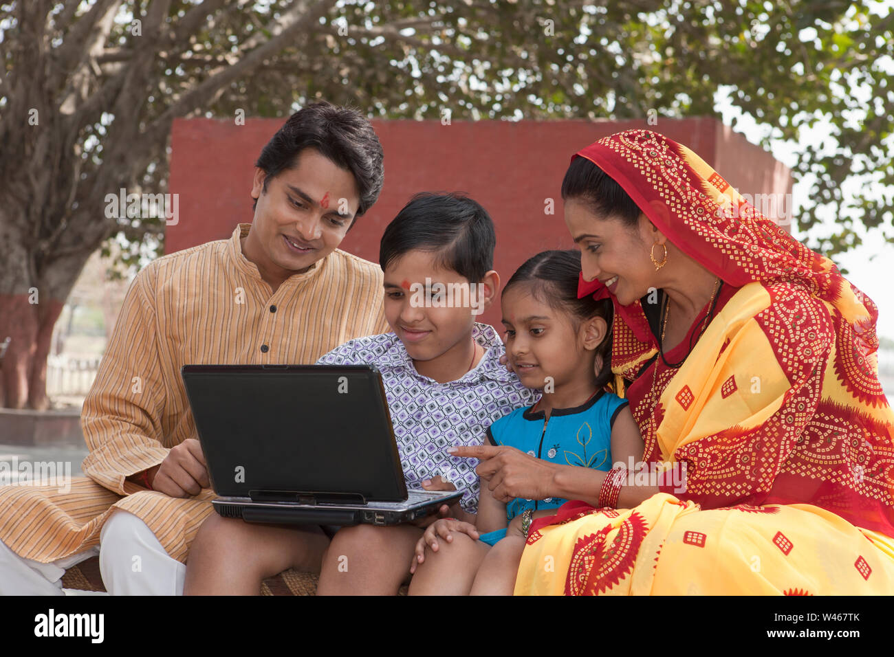 Ländliche Familie mit Laptop Stockfoto
