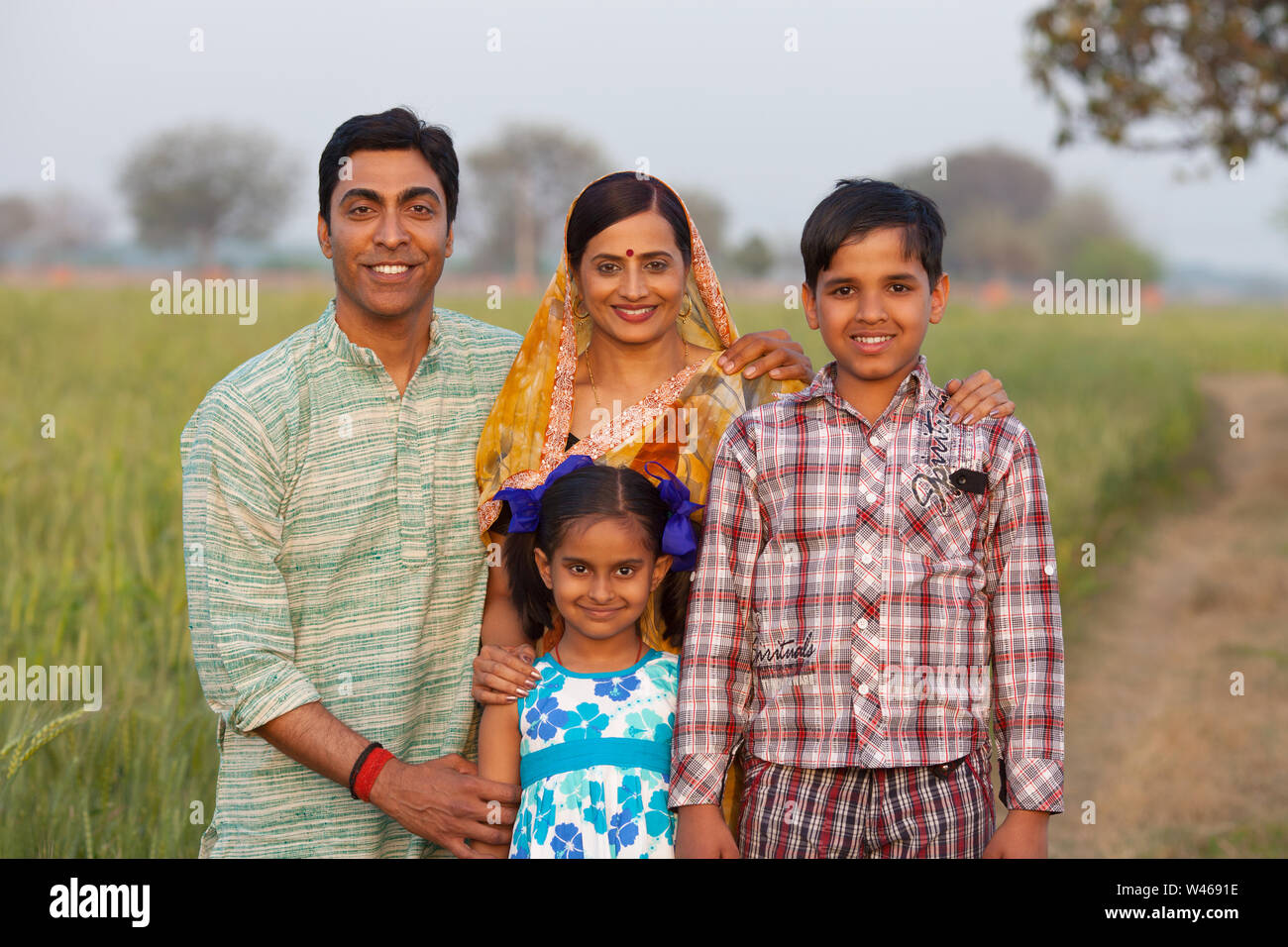 Porträt einer ländlichen Familie lächelnd Stockfoto
