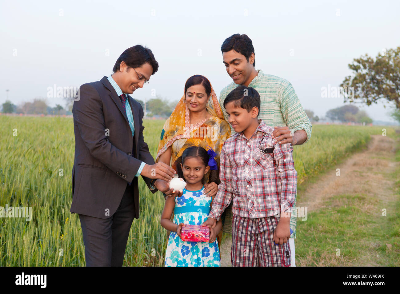 Geschäftsmann Beratung ländliche Familie für Einsparungen Stockfoto