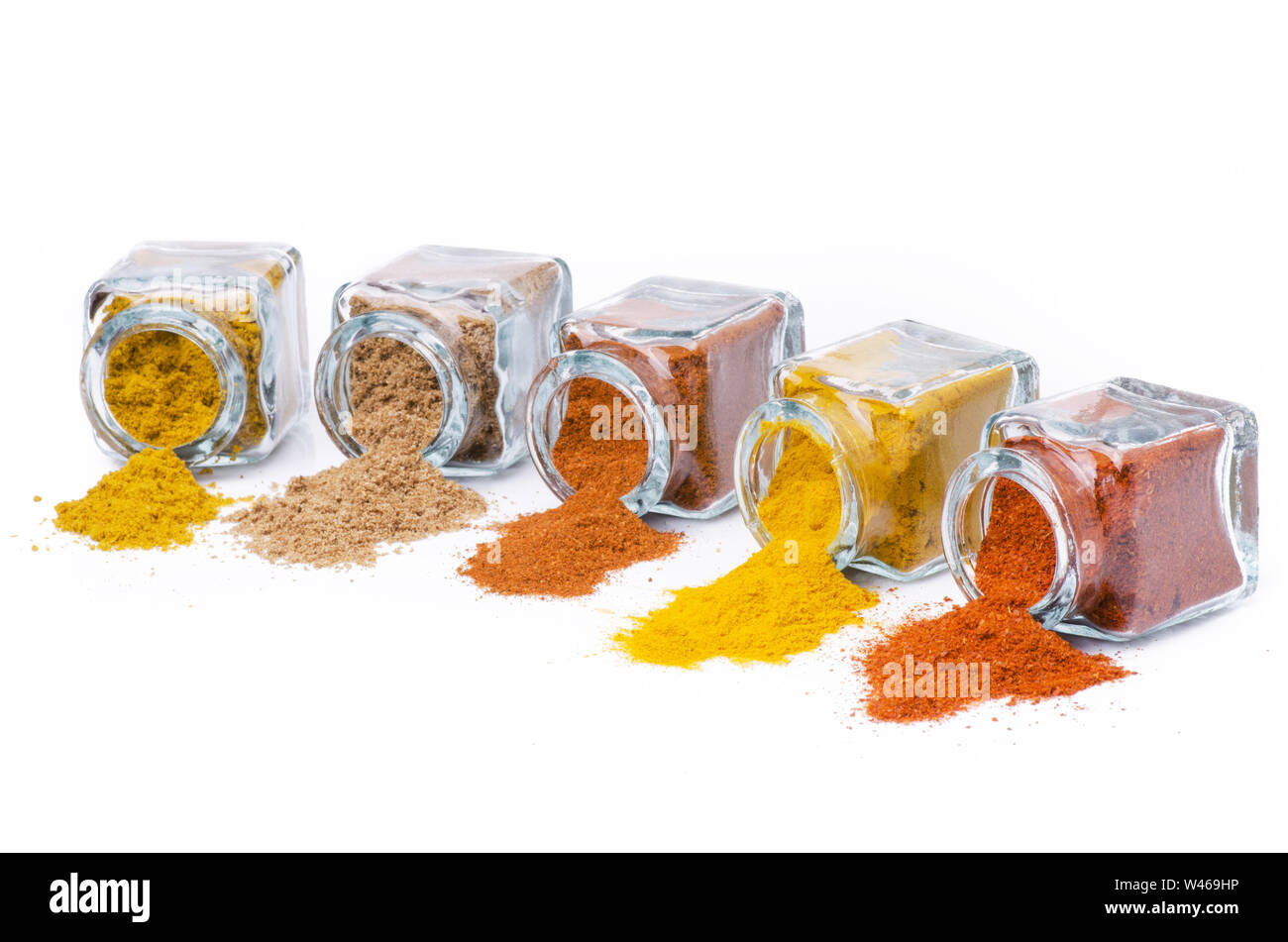 Große Auswahl und verschiedene Arten von Gewürzen in den Aromen und Farben auf weißem Hintergrund Stockfoto
