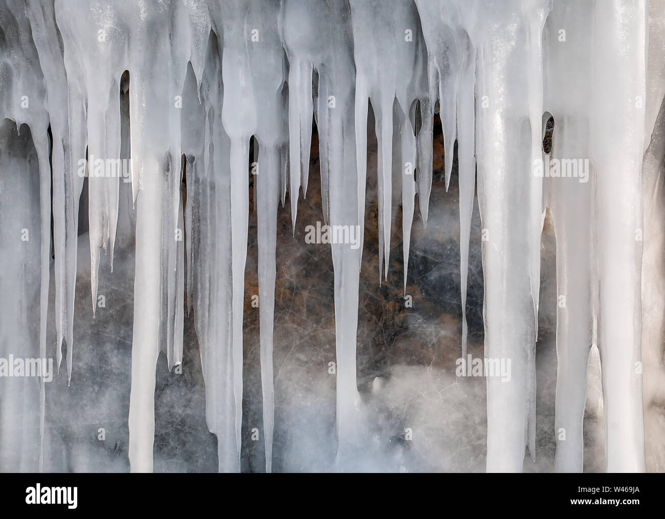 Hintergrund der Eiszapfen an der Eiswand am Baikal-See im winter Stockfoto