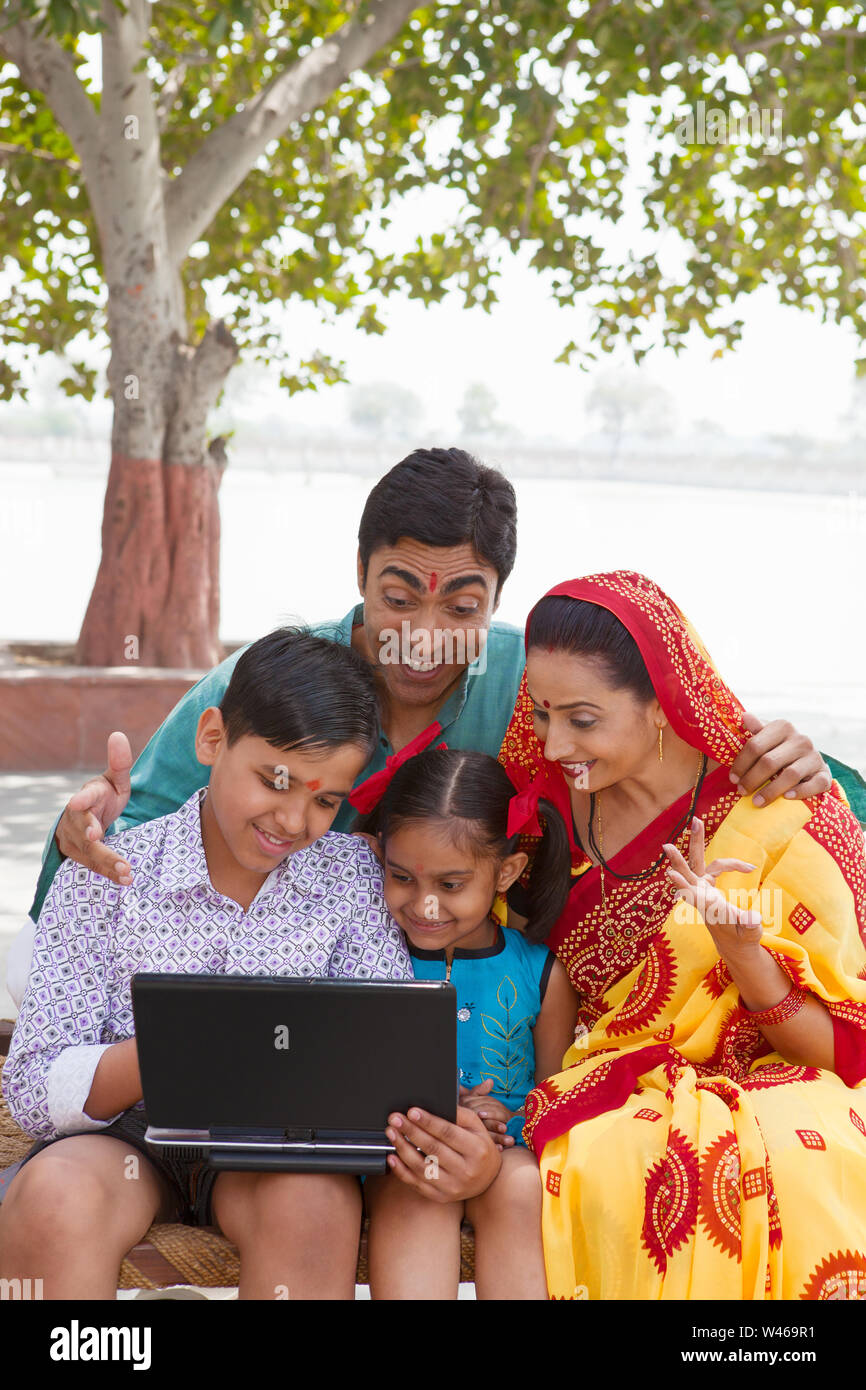 Ländliche Familie mit einem Laptop Stockfoto