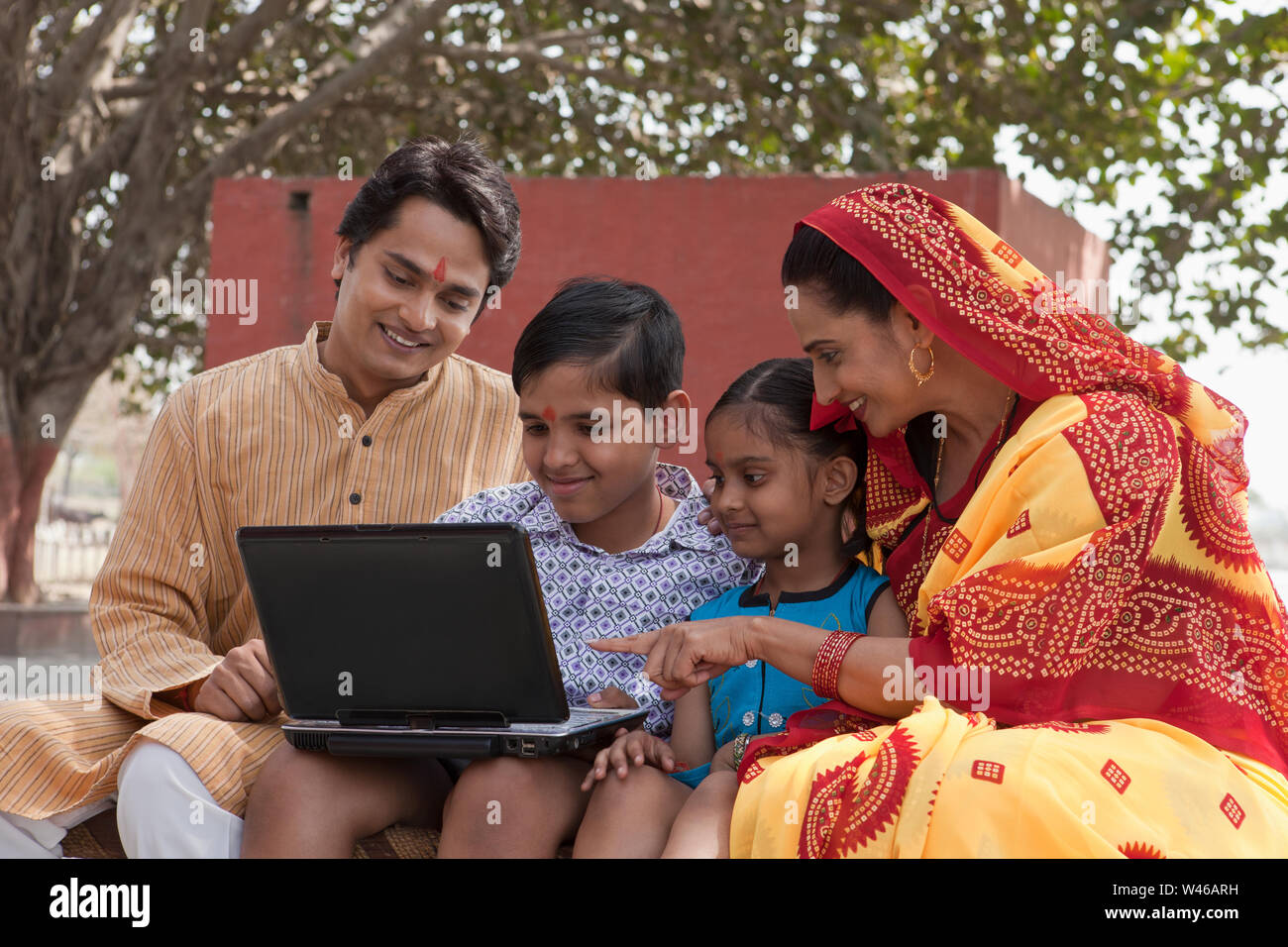 Ländliche Familie mit Laptop Stockfoto