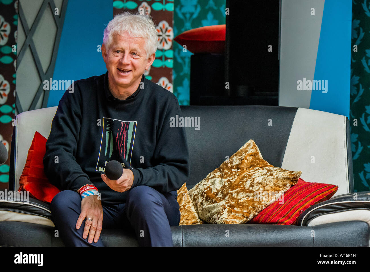 Henham Park, Suffolk, Großbritannien. 20. Juli 2019. Der Schriftsteller Richard Curtis spricht über seinen neuen Film Gestern, das war teilweise auf dem Festival im letzten Jahr gefilmt - Dermot O'Leary show für BBC Radio 2 der BBC Einführung Phase in den Wäldern ausgestrahlt. Die2019 Latitude Festival. Credit: Guy Bell/Alamy Live News Credit: Guy Bell/Alamy Live News Credit: Guy Bell/Alamy Live News Credit: Guy Bell/Alamy leben Nachrichten Stockfoto