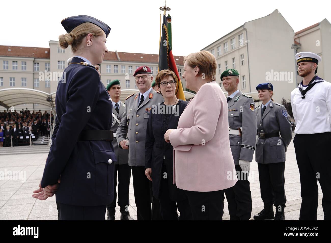 Berlin, Deutschland. 20. Juli 2019. Annegret Kramp-Karrenbauer (5.v. r.), der CDU-Vorsitzenden steht neben Bundeskanzlerin Angela Merkel (CDU, 4. f) in den Bendlerblock während der gelübde. Das gelübde findet in Erinnerung an den Widerstand gegen die nationalsozialistische Gewaltherrschaft anlässlich des 75. Jahrestags des gescheiterten Attentats auf Adolf Hitler am 20. Juli 1944. Quelle: Michael Kappeler/dpa/Alamy leben Nachrichten Stockfoto