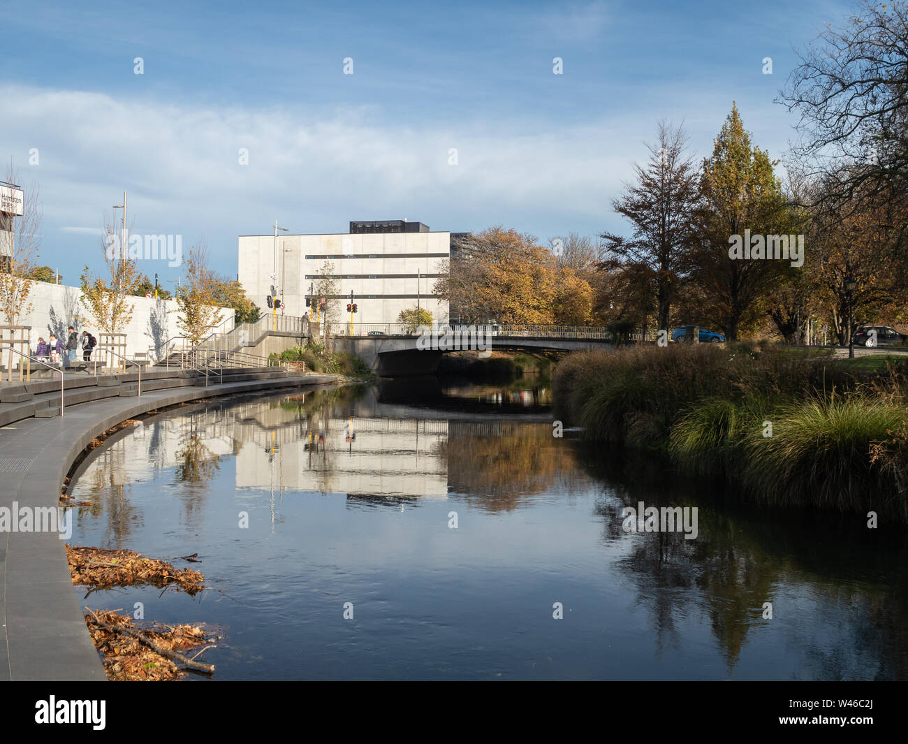 Das Erdbeben Memorial durch den Fluss Avon in Christchurch, Neuseeland, mit Bäume im Herbst Stockfoto