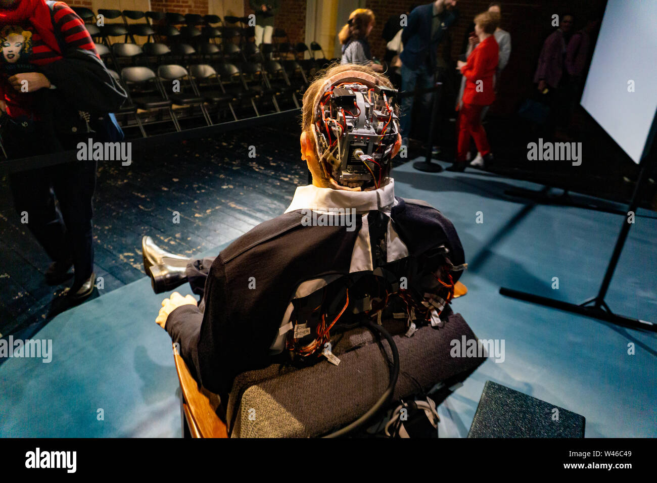 Moskau, Russland, 12. Februar 2019: Cyborg, Klonen, Roboter Android und  knstliche Konzept - Thomas Melle, nach der Show "Uncanny Valley", Rimini  Proto Stockfotografie - Alamy
