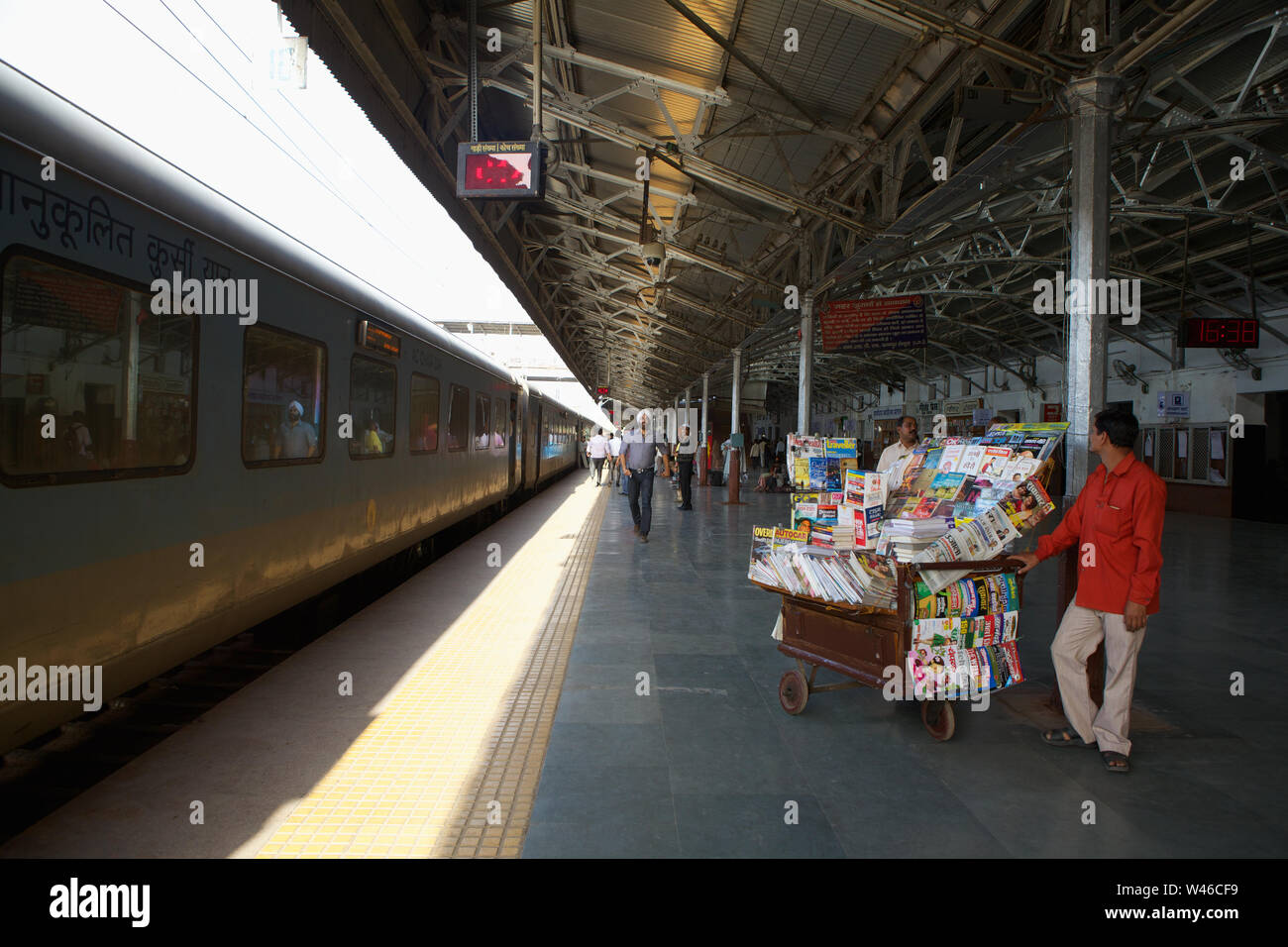Zug auf einer Plattform, Kanpur Zentrale, Kanpur, Uttar Pradesh, Indien Stockfoto