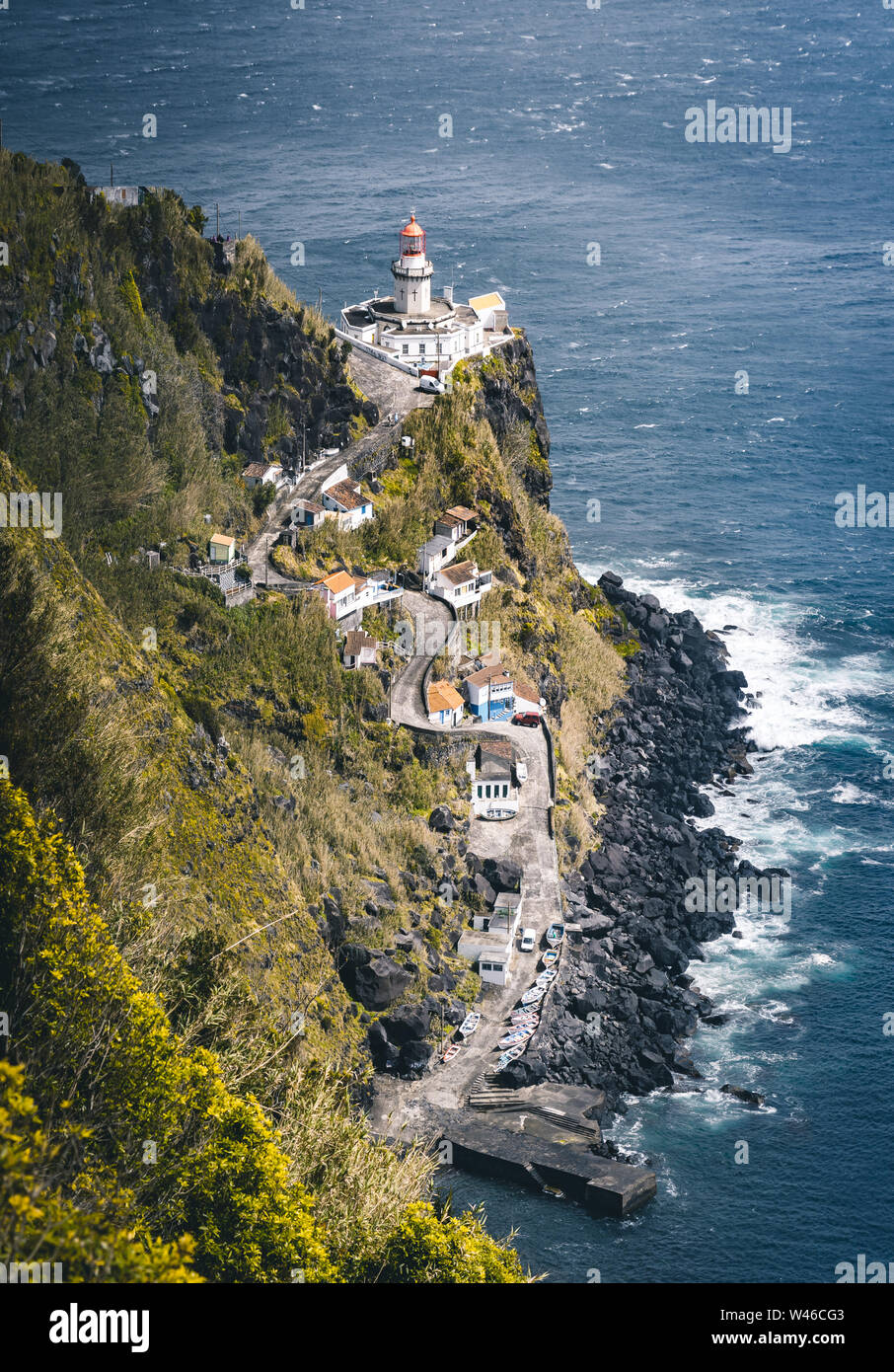 Dramatische Sicht auf Leuchtturm am Ponta do Arnel, Nordeste, Sao Miguel, Azoren, Portugal Stockfoto