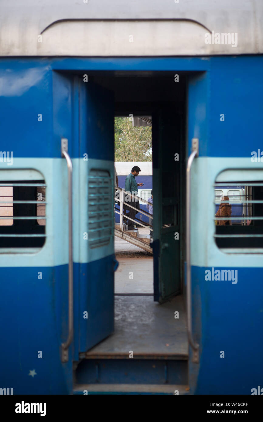 Indische Zug auf einer Plattform, Indien Stockfoto