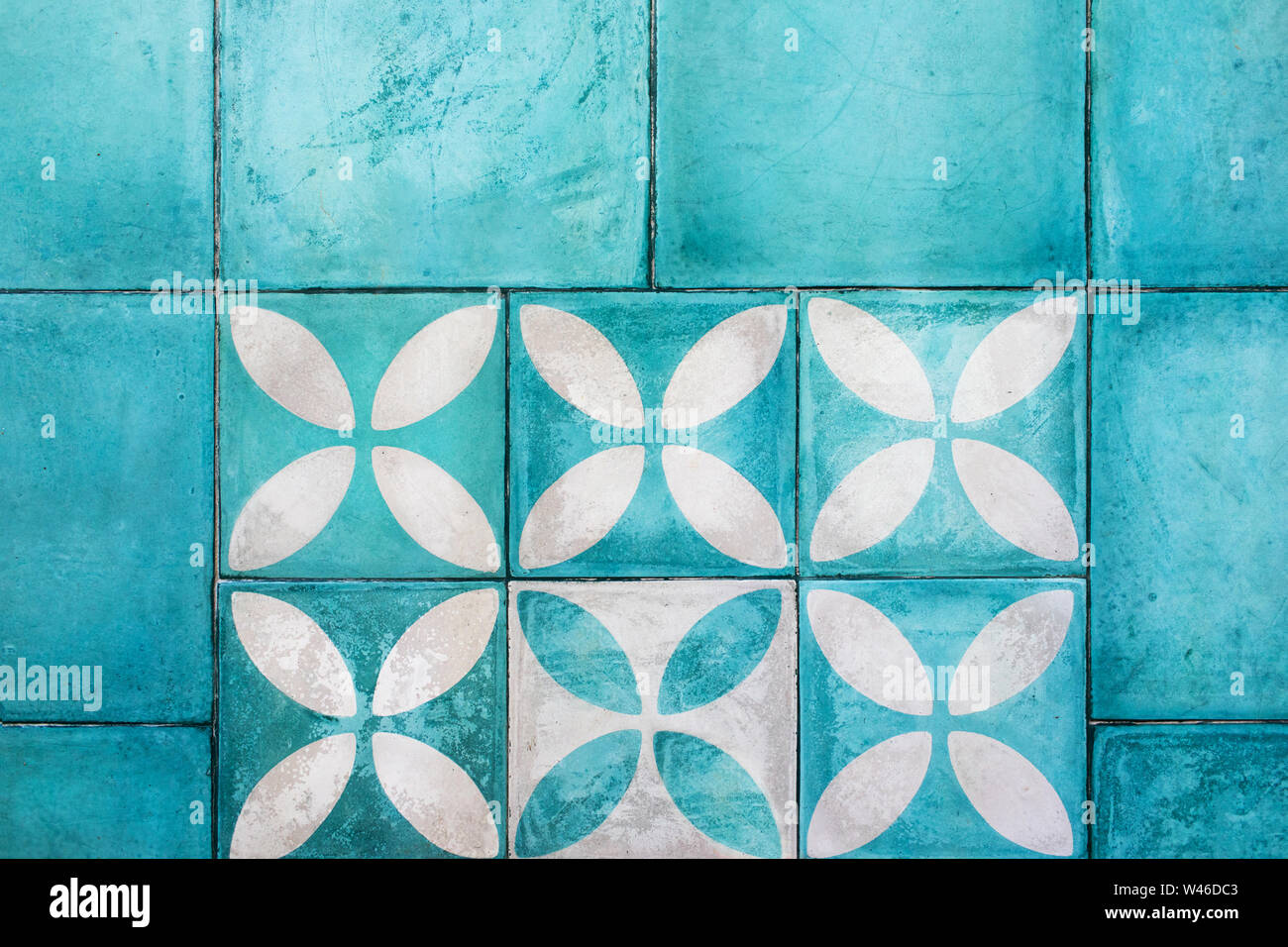 Schäbig blaues Quadrat Fliesen auf dem Boden. Türkische oder marokkanische Vintage Style Ornament. Leere strukturierten Hintergrund. Modernes Interieur. Stockfoto